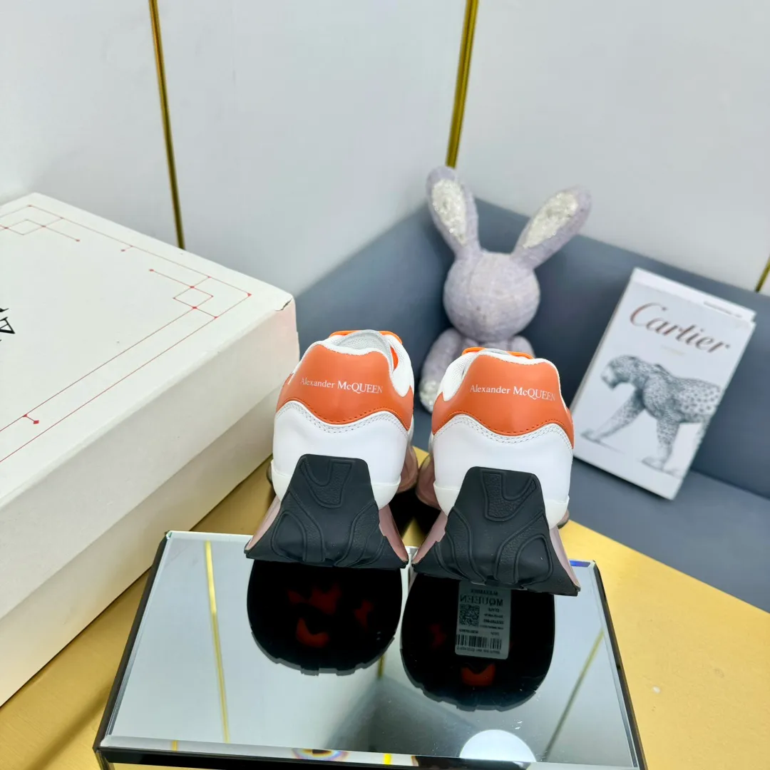 👟👟Ex-factory price 680👟👟 Top version of air cushion bottom, couple size 35-44 🔥ALEXANDER MCQUEEN/Alexander McQueen 2024 new Sprint sports running dad shoes top version Sprint Runner uses white imported environmentally friendly leather splicing and printed concave and convex font technology for the upper and outline Seal logo. Alexander McQueen LUGO logo on the heel and tongue with Alexander McQueen signature. The sneakers feature an oversized runner's sole, which makes running comfortable and convenient. Fabric: Calfskin and cloth Lining: Mesh and sheepskin lining Filled heel non-slip and wear-resistant back cover Foot: Imported PoLo injection molded sheepskin foot Outsole: Air cushion Standard size 35-44 Female size 35-39 Male size 40-44